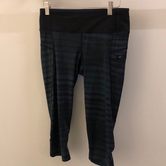 lululemon athletica Pants - Lululemon blue and black crop legging, sz 6, 68833 lululemon athletica Pants - Lululemon blue and black crop legging, sz 6, 68833